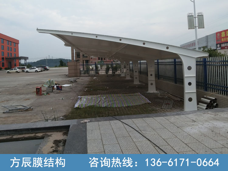 湖南省邵陽市隆回縣工業(yè)集中區(qū)軍杰食品公司辦公樓前膜結構停車棚